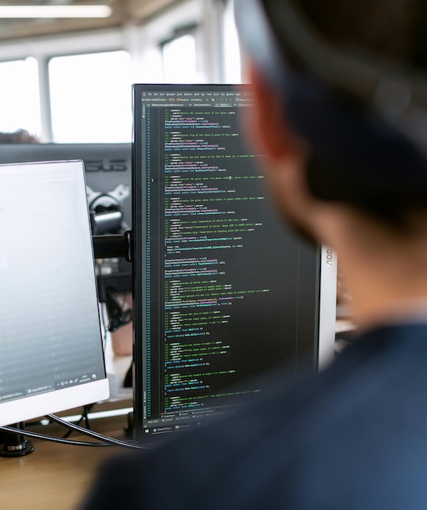 モダンなオフィスでのコーディング風景